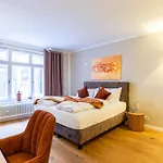 Apartment 90 Qm Business&group I Altstadt I 6 Schlafplätze In 3 Betten I 2 Arbeitsplätze I Wifi&lan I Fitness I Self Check-in *