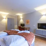 Apartment 90 Qm Business&group I Altstadt I 6 Schlafplätze In 3 Betten I 2 Arbeitsplätze I Wifi&lan I Fitness I Self Check-in *